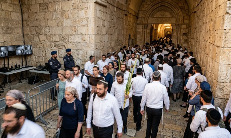 תחת אבטחה כבדה: יותר מ-50 אלף מתפללים במערת המכפלה