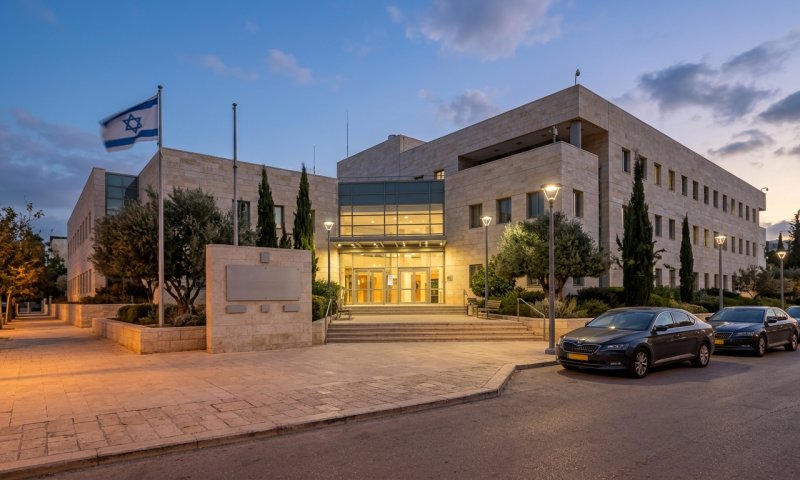 חשד לשוחד: עובד מדינה ושני קבלנים נעצרו על הברחת פועלים