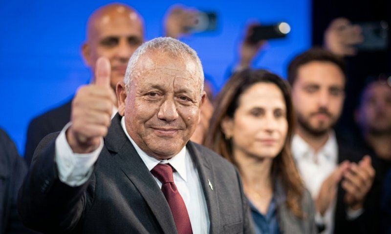 איזנקוט עם 21 מנדטים: "אקים ממשלה חדשה" - אך מסרב לחשוף עם מי