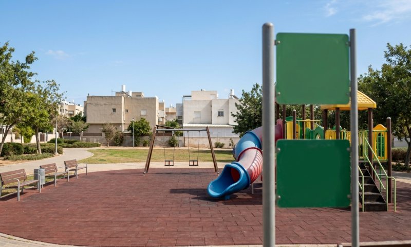 אישום: תושב דימונה החביא מטען חבלה בגן שעשועים באשקלון
