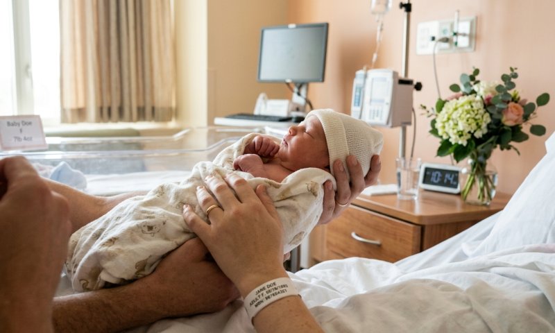 אבא לשלוש: הדיג'יי סקאזי ושיר טורם חובקים בת שלישית
