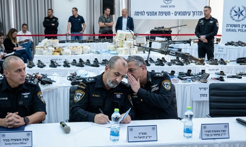 38 חשודים נעצרו בפשיטה על סוחרי נשק וסמים בצפון