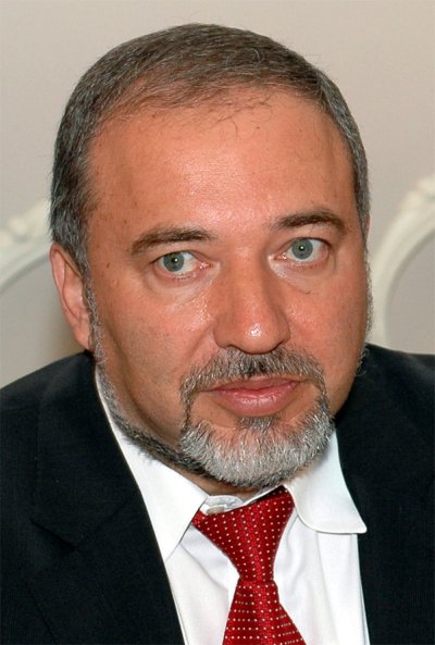 צילום: Avigdor_Lieberman_in_Latvia.jpg: Saeima derivative work: César / CC BY-SA 2.0 / ויקימדיה קומונס