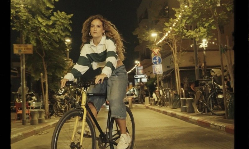 יערה לוי חוזרת עם "אורות תל אביב" - שיר וידוי אינטימי על תל אביב