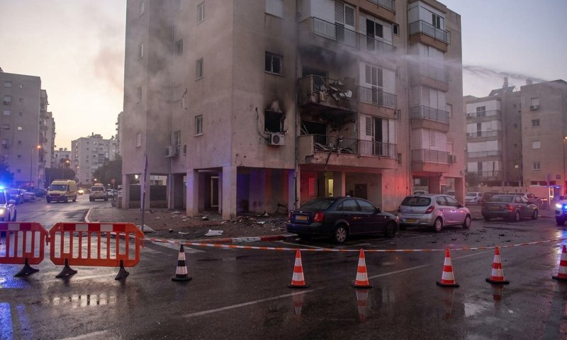 אשדוד: רימון הושלך לבניין מגורים - בת 54 נפגעה בינוני בשריפה