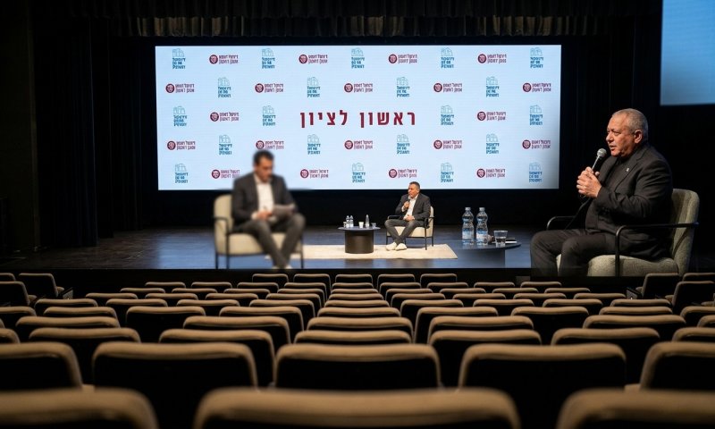 איזנקוט מצהיר על מגעים פוליטיים: "מכינים הפתעות לימים הקרובים"