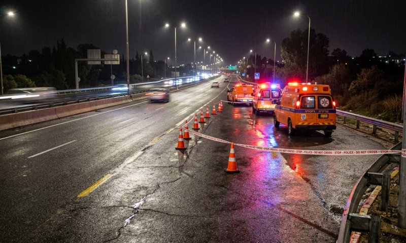 שוטר נדרס בלוד: רוכב אופנוע פגע בו במהלך בדיקה ונמלט