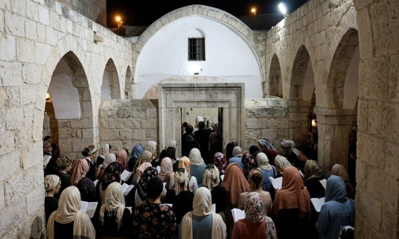 אלפים התפללו הלילה בקבר יוסף; דגן: "לשוב למקום באופן קבוע"