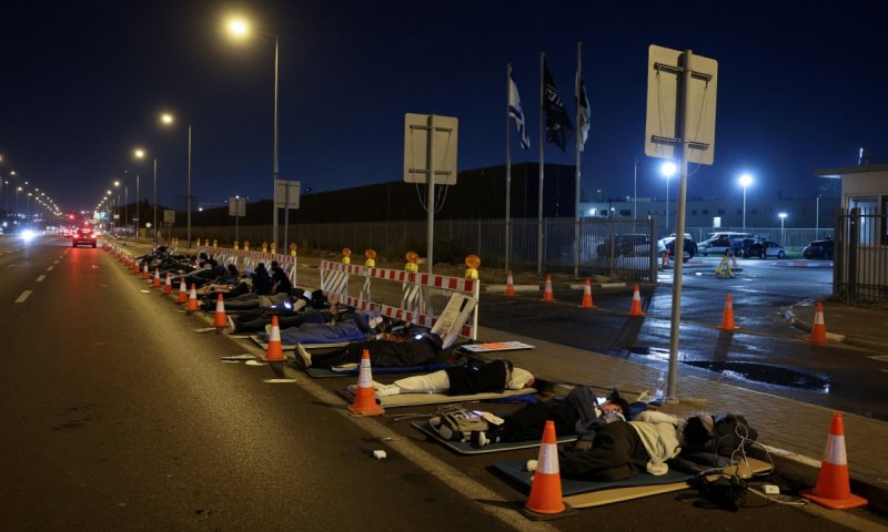 עשרות חרדים חוסמים את הכבישים בתל השומר במחאה על הגיוס