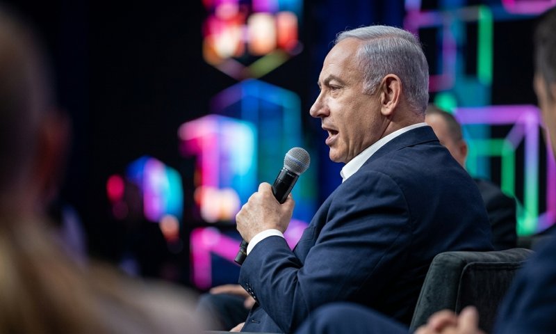 גנץ, לפיד ואיזנקוט: נתניהו "עורך מכירת חיסול למדינה"