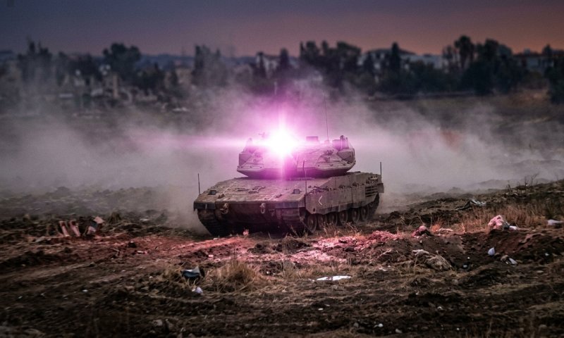 תיעוד חריג מלבנון: טנק "מלך האריות" של צה"ל מפיץ אורות מסתוריים
