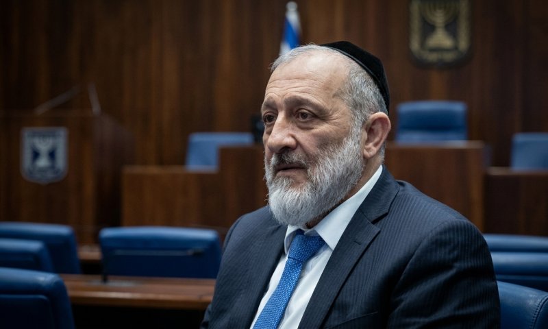 מכה לש"ס לפני הבחירות: רב ספרדי בכיר אוסר להצביע למפלגה