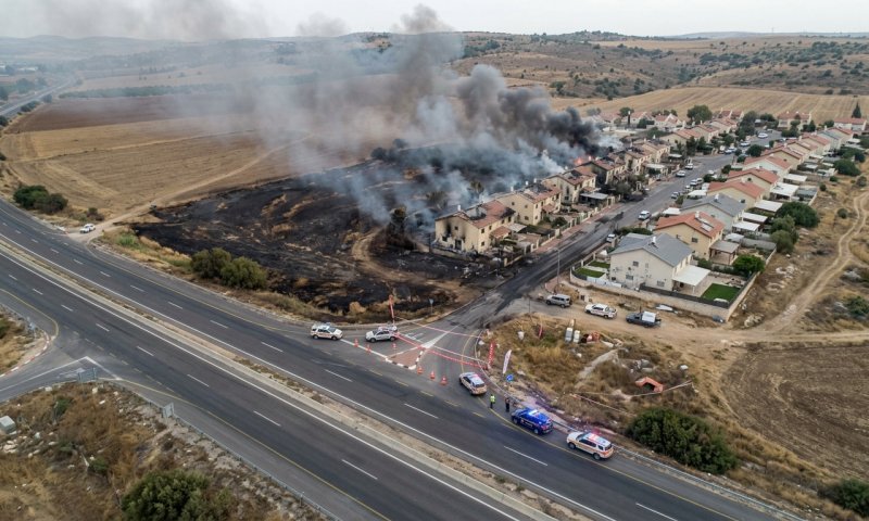 שריפת ענק בחוות גלעד: 30 בתים נשרפו, 100 משפחות פונו