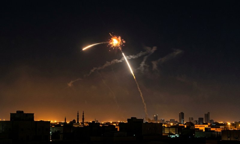 דליקה ענקית בשדה התעופה של ריאד לאחר ירי טיל חות'י