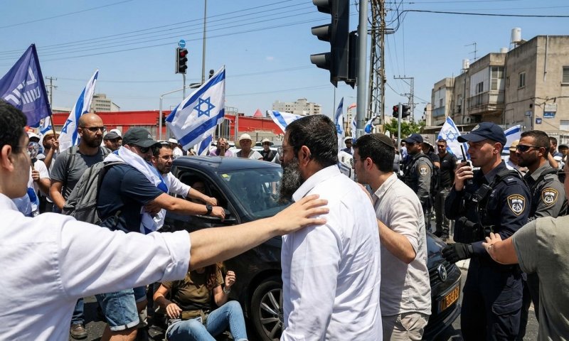 תגובת נגד: פעילי מחאה חסמו כביש בבני ברק והתעמתו עם תושבים